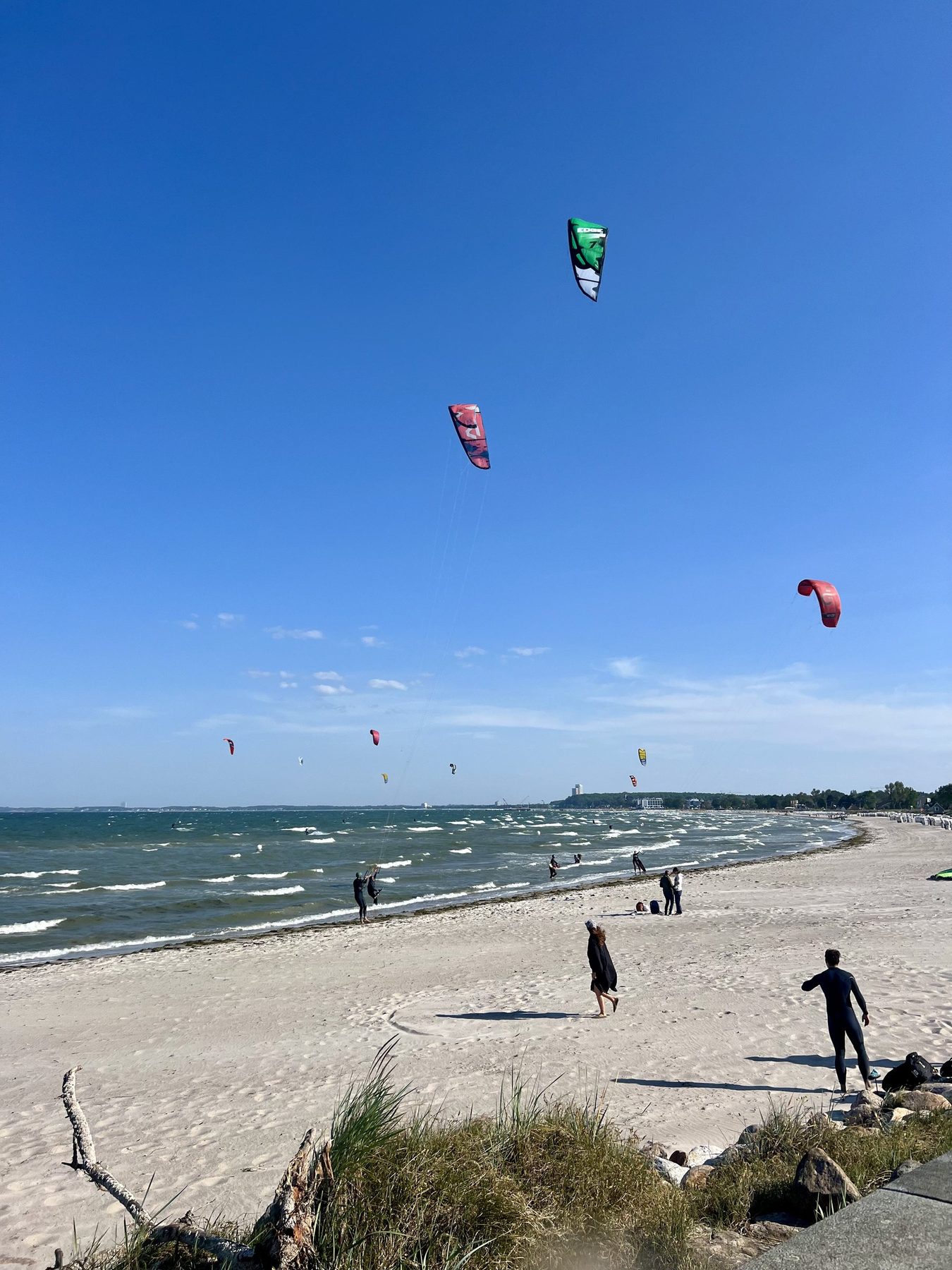 Kitesurfer über der Ostsee vor Haffkrug