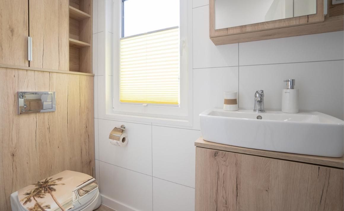 Bad mit bodengleicher Dusche und Fenster