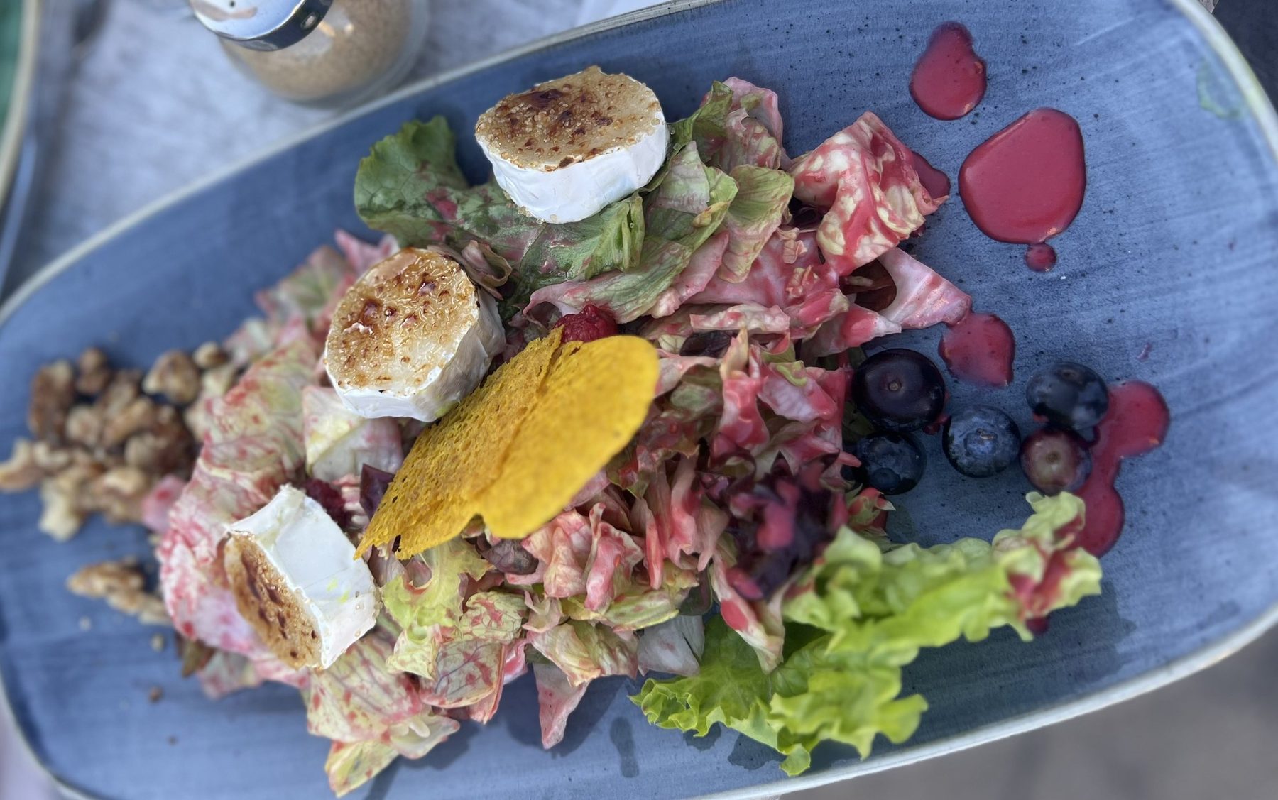 Ziegenkäse-Salat mit Beeren, in Haffkrug gegessen